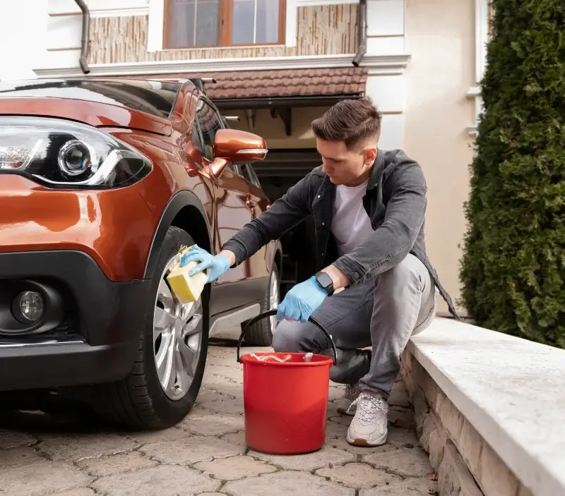 Lavage auto à domicile Arâches-la-Frasse : professionnel intervenant sur un véhicule